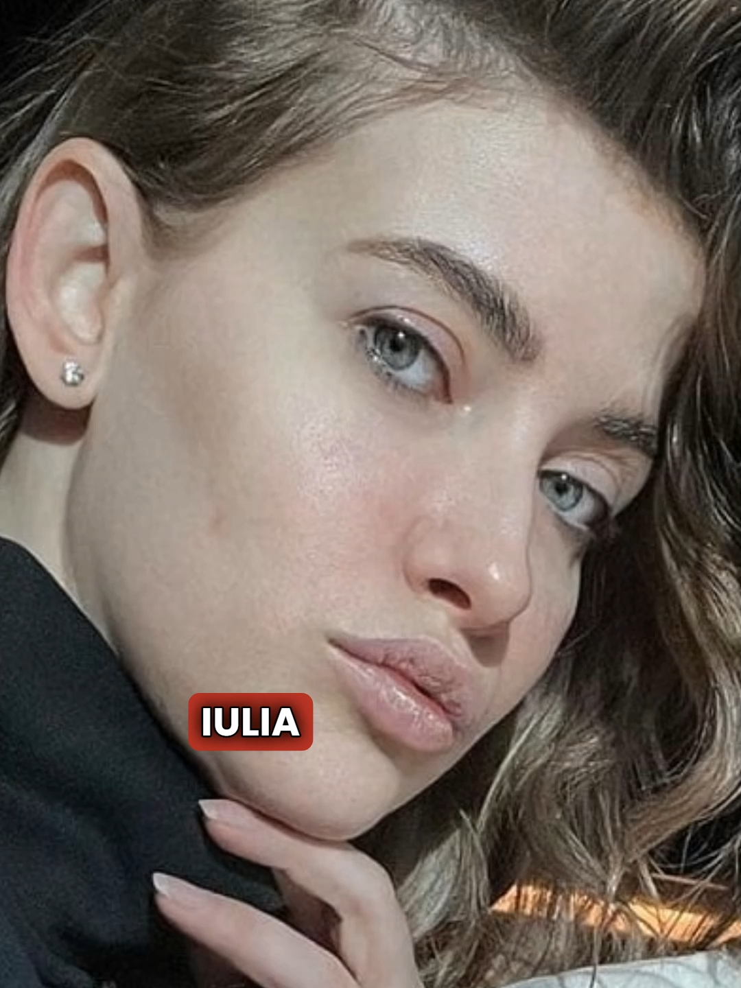 Iulia Albu a demonstrat că pentru fiica ei, Mikaela, ar face orice! Criticul de modă a recunoscut că a muncit săptămâni întregi, nopți și luni nedormite, doar ca să-i îndeplinească dorința copilului. „Mami execută, copilul comandă”, a spus ea cu umor, dar și cu multă dragoste. Imaginile și declarațiile au arătat o mamă devotată, care își pune fericirea fiicei mai presus de orice. Fanii au apreciat efortul și au felicitat-o pentru răbdare și sacrificiu.