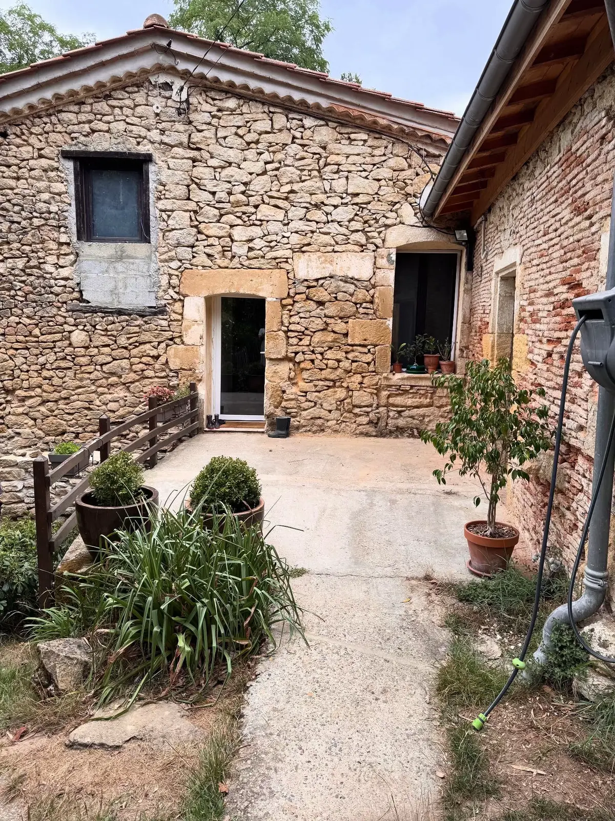 J’attends patiemment mon gentil carreleur pour ce projet terrasse. Les menuiseries sont sensées être changées après l’acceptation de mon dossier énergétique. L’attente est tellement longue ! Et dire qu’il me reste encore plein de travaux à finir ! Des adeptes de la réno par ici ? #reno #renovation #travaux #maison #collab 