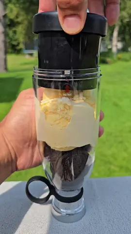 Creamy Oreo milkshake in seconds 🍪✨ Blend anywhere, anytime with this powerful portable mini blender 🚀💜 #MiniBlender #PortableBlender #OreoMilkshake #SmoothieLover #BlendAnywhere 