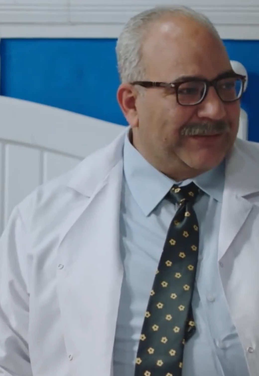 طب ده بيكح ولا بيركن 😂 #بيومي_فؤاد 