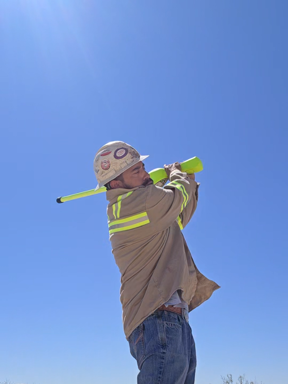 Keeping the swing tuned in!! Show me what yall use to work on that swing at work!! Lunch Time Swings!!! #golf #fyp #oilfield 