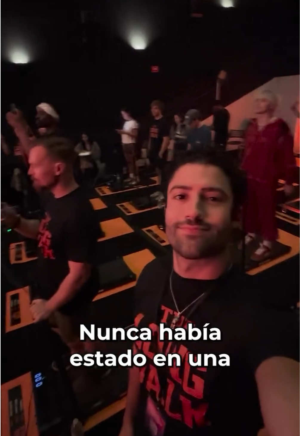 🚶‍♂️💀 “Camina o muere”… 😱 así fue mi experiencia gracias a @Lionsgate ,  @Blancica y @AMO IR AL CINE aquí en Los Ángeles. Acepté el reto inspirado en The Long Walk (Camina o Muere), la nueva película basada en la novela de Stephen King 📖🎬: ver la cinta mientras caminaba sin detenerme. Si paraba o me caía, quedaba eliminado… igual que en la historia. Una experiencia inmersiva que me metió de lleno en el mundo de The Long Walk 🔥 ¿Te atreverías a intentarlo? 👀 🌎 Disponible en septiembre en toda Latinoamérica. #TheLongWalk #CaminaOMuere #StephenKing #Cine