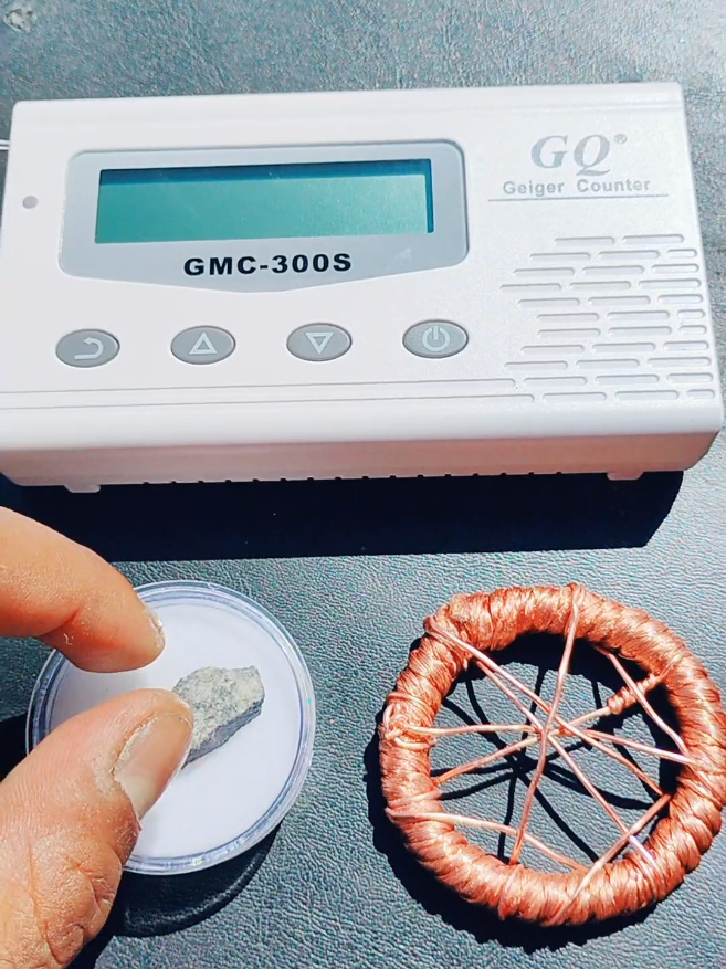 #alphaparticles #ions #newearth5d #5d #radioactive GEIGER COUNTER WITH URANINITE EXPLAINING THE SUNS RADIATION 