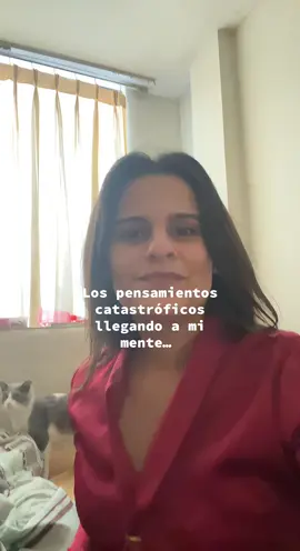 Los pensamientos catastróficos son un tipo de distorsión cognitiva que puede causarnos gran malestar (ansiedad). Para evitarlos, primero, debemos entender que es natural experimentarlos en algún momento y segundo, tenemos que tratar de anclarnos a nuestro presente, para no vivir emociones de un futuro distante e incierto que en ese momento, solo existe en nuestra mente. #psicologia #saludmental #ansiedad #catastrofismo #distirsioncognitiva 