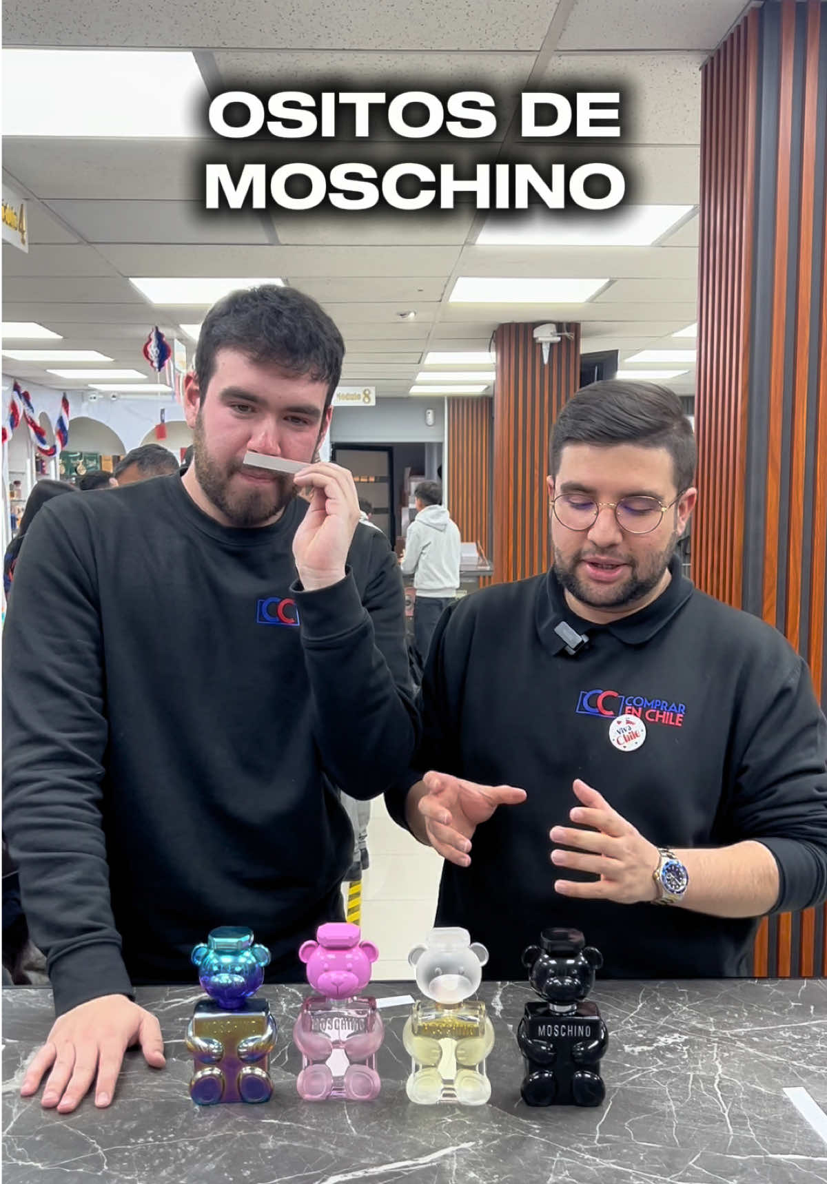 (Pt.2) 🧸 Probamos los perfumes más icónicos de Moschino, esos frascos en forma de oso que llaman la atención de cualquiera. Una colección divertida, original y con mucho estilo que no pasa desapercibida en ninguna repisa. En Comprar en Chile puedes encontrar perfumes de diseñador como Moschino y también alternativas árabes para todos los gustos. #perfumes #perfumeschile #comprarenchile #perfumería #moschino  