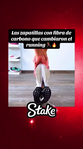 Las plantillas de fibra de carbono revolucionaron el deporte. 👉 Son 5 veces más fuertes que el acero y ultraligeras. 👉 Funcionan como un resorte inteligente: almacenan energía al pisar y la devuelven en el despegue con un impulso explosivo. 👉 Mejoran la alineación, reducen la fatiga muscular y hacen que el calzado dure más. El mundo conoció su verdadero poder cuando Eliud Kipchoge rompió la barrera de las 2 horas en maratón con zapatillas de carbono. Un invento que ya es parte de la historia del deporte. 📌 Créditos a sus respectivos autores. 📚 Contenido con fines educativos. #Running #Deporte #Innovación #FibraDeCarbono #Curiosidades