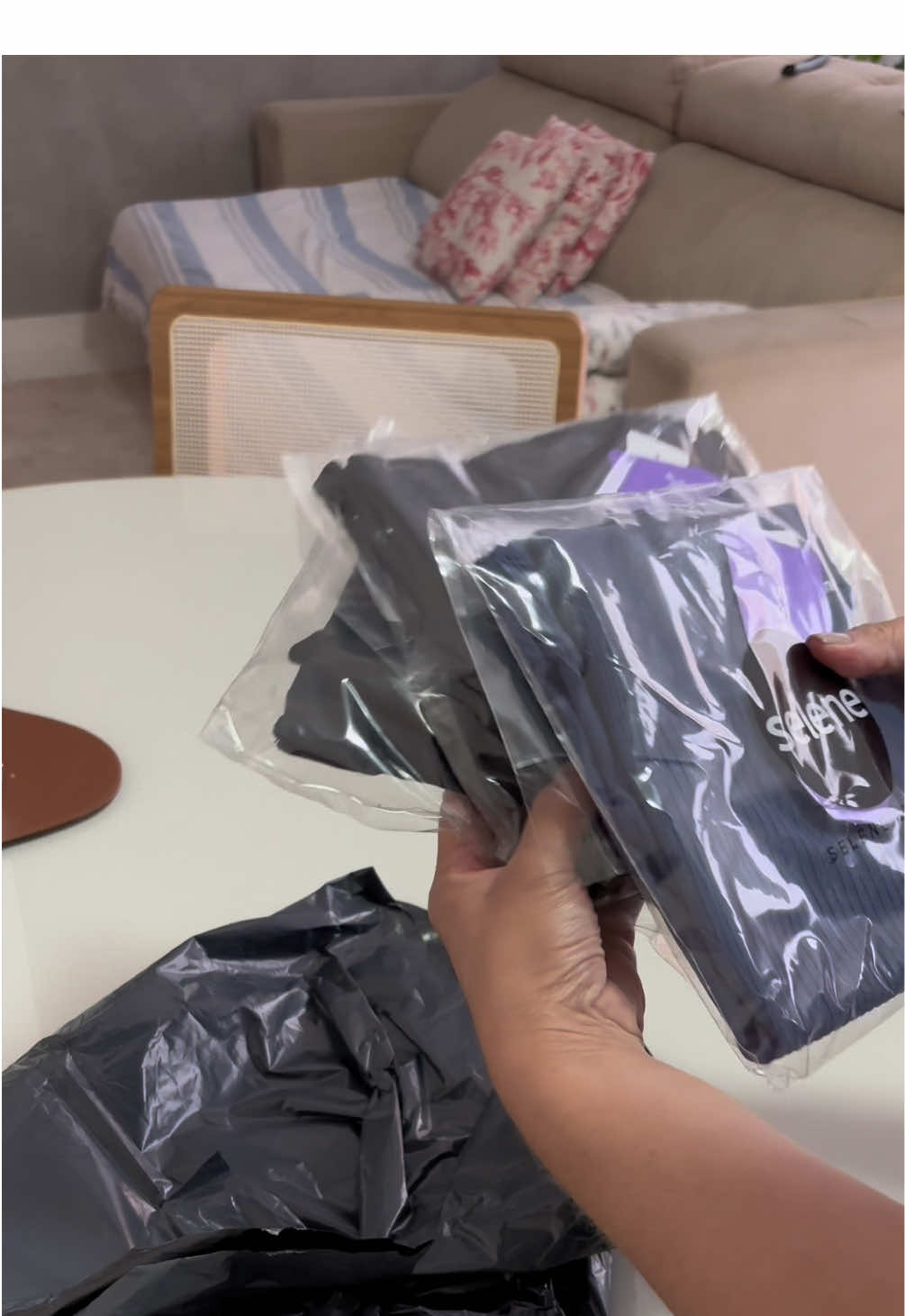 Achadinho da Shopee que já ganhou espaço no meu treino! Comprei essas bermudas da marca Selene e me surpreendi: tecido grosso, firme, com aquela compressão que a gente ama na cintura e barriga. 💪 Além de confortável, dá mais segurança e valoriza o corpo. ✔️ Aprovadíssimo! E você, também gosta de garimpar peças fitness na Shopee? Vou deixar o link nos comentários. #achadinho #shopee #comprinha #vidareal #treino 