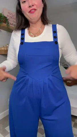 The cutest jumpsuit for fall that is plus-size friendly #plussizefashion #fallfashion #overalls #jumpsuit 