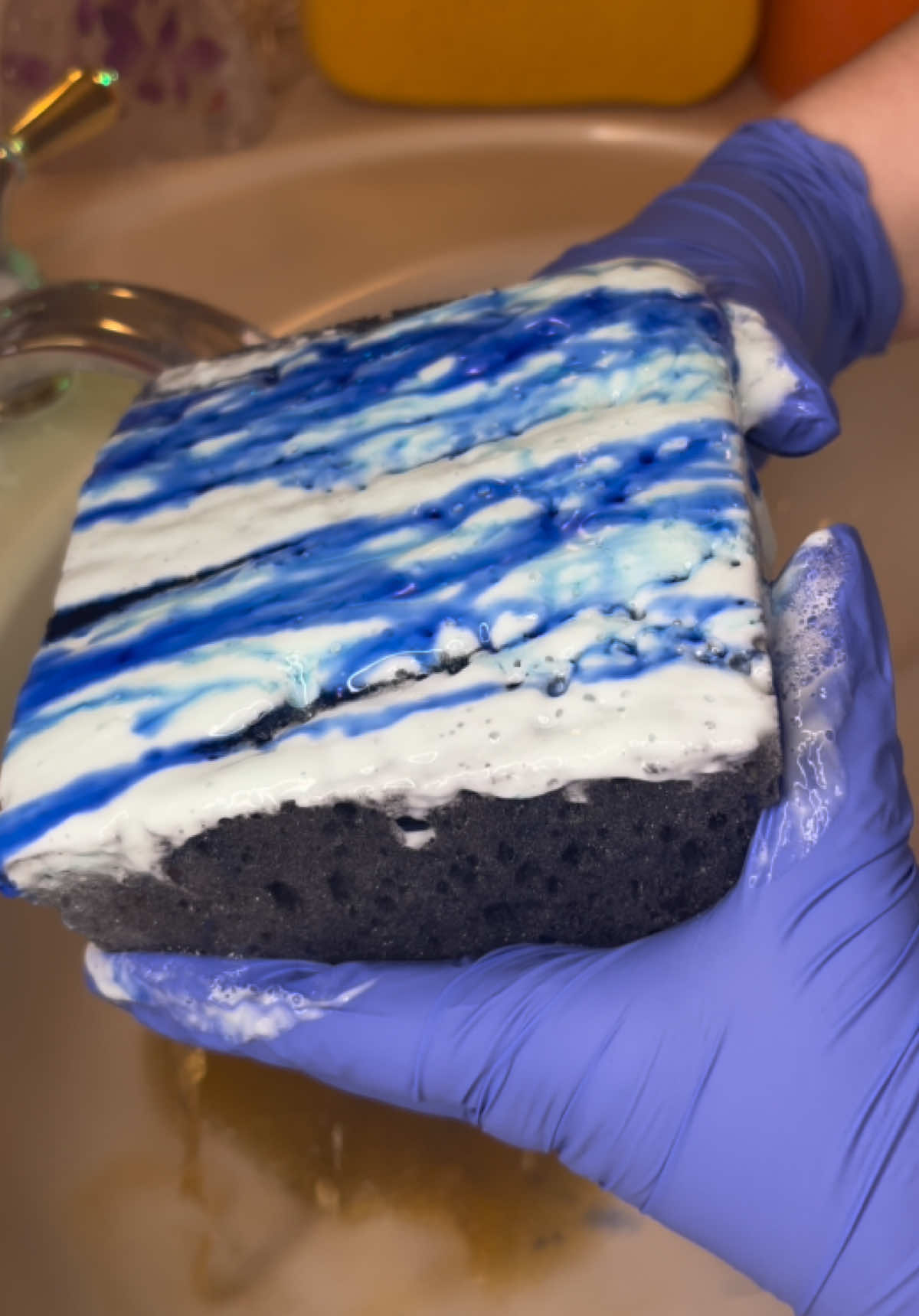 1st person to guess the products and guess my favorite color gets a free request! 🖍️🎃🌙🍀💙🦄 this was fun to squeeze in, i’ve been using my soapy sunshine sponges sm needed to give some other ones some love too>< THE SOFT EPOXYS ARE TOO GOOD THO😍😭 #sudsysqueezes #spongetok #blacksponge #satisfyingsound #satisfyingsqueeze 
