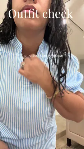 La blusa perfecta para la oficina oh cualquier lugar! 👚 #officeoutfits #outfitcheck #stripeblouse #formalwear #womenfashion 