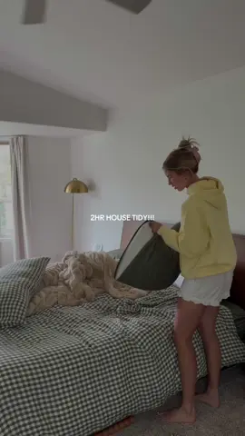 Sooo should we make this a weekly thing??!? Also can you tell we just moved in and have like no furniture 🤪🤪 #housecleanup #housetidy #cleaningvlog @abercrombie @onequince @lolablankets @Branch Basics @Castlery US 
