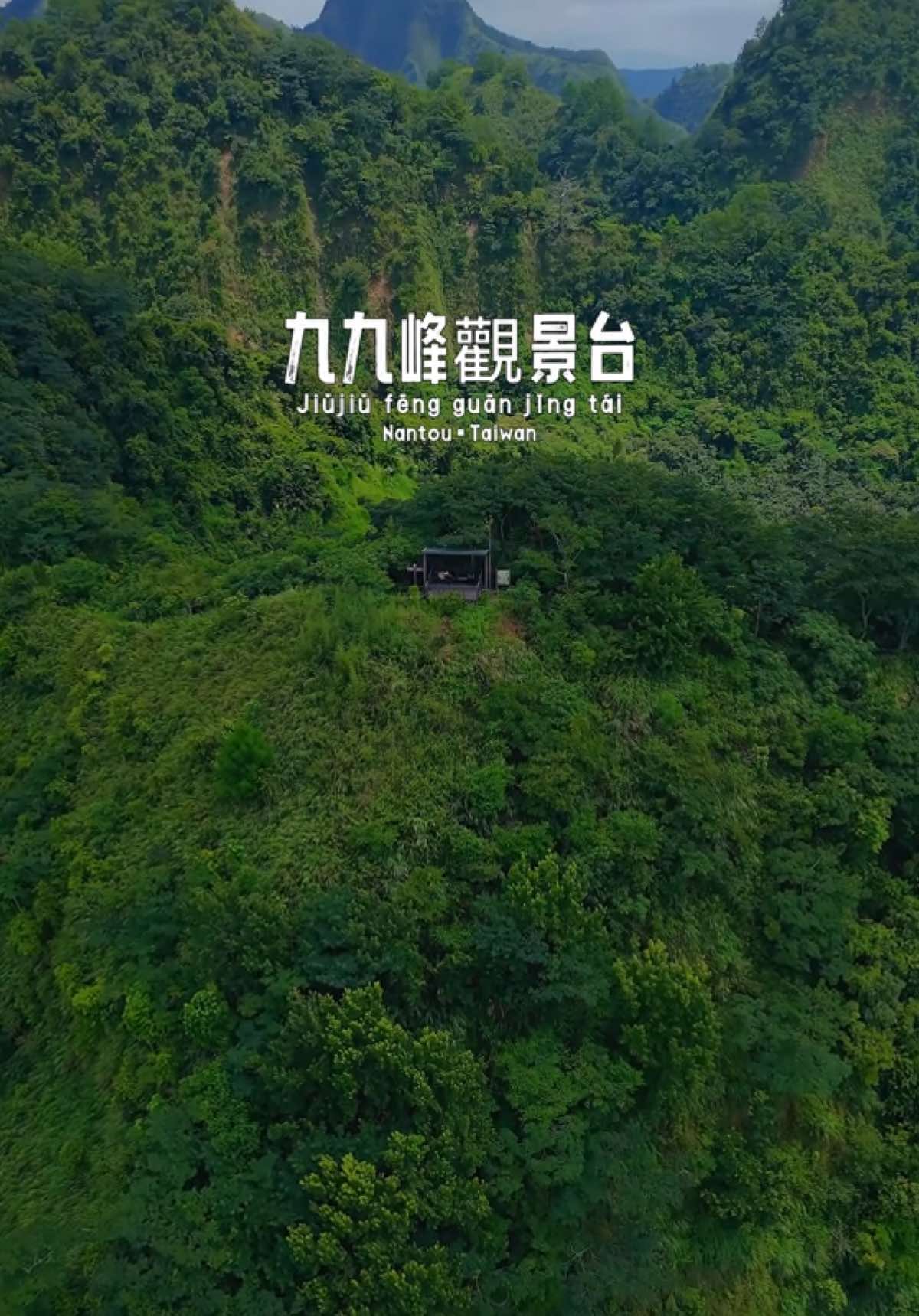 Tidak ada rekomendasi dari siapapun atas tempat ini. Saya mencari tahu semuanya di Google Maps. Bermula dari, bepergian ke Nantou melewati jalur Fenyuan Caotun dan melihat barisan Gundukan bukit yang sangat menakjubkan ini. Akhirnya minggu lalu, saya melakukan pendakian.  Hanya membutuhkan sekurangnya 60 menit untuk sampai atas. Jalurnya mudah, menggunakan tangga. Disepanjang pendakian banyak bertemu warga lokal. Dari anak anak sampai orang dewasa, sehingga tempat ini sangat ramah bagi pemula. Buat kamu yang suka hiking, tempat ini wajib masuk list daftar kunjung.   #heiwaydrone #九九峰觀景台 #wisatanantou #droneshow #taiwandronefootage 
