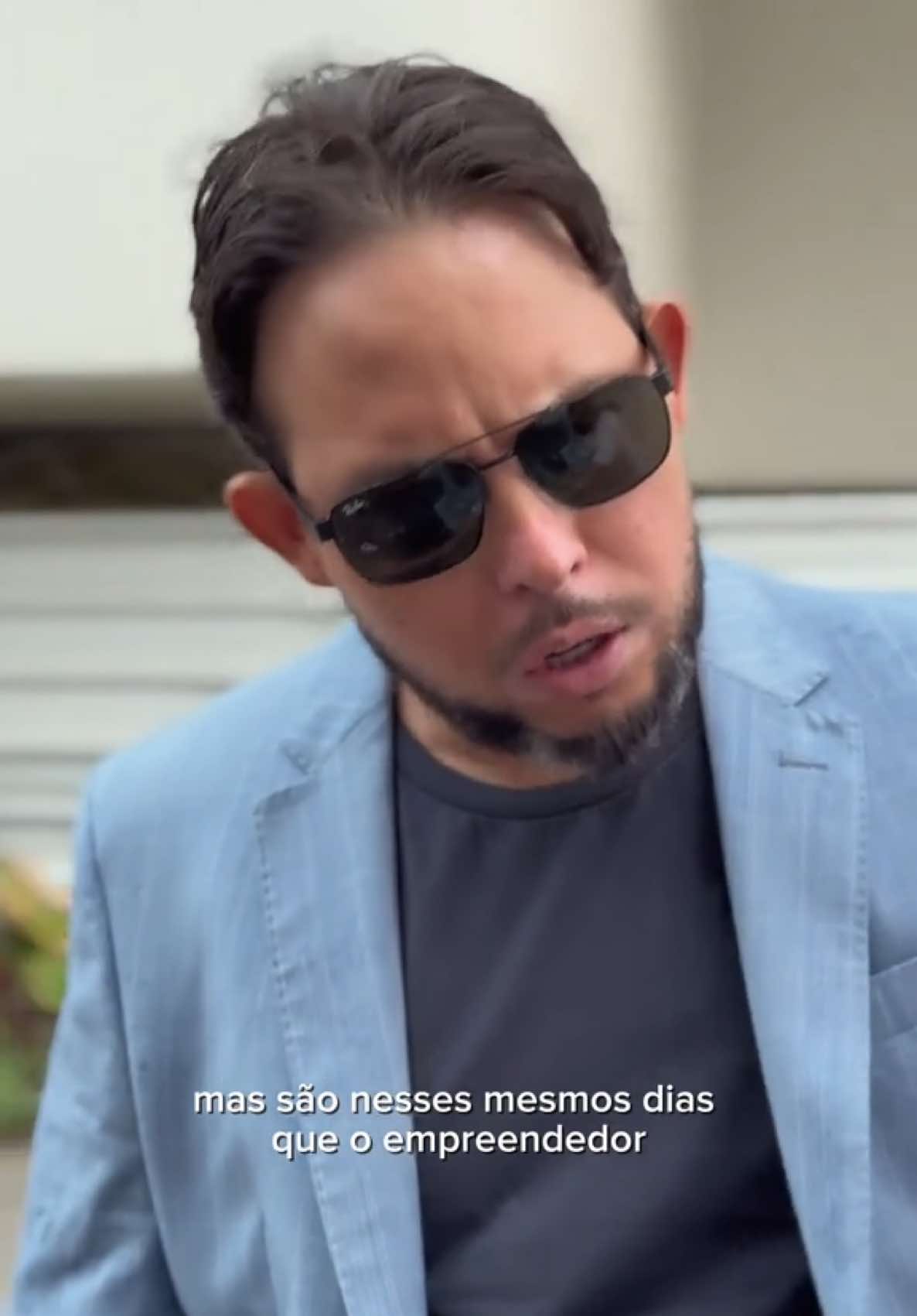 Aprender a não se desviar do caminho é essencial para o empreendedor. Você pode até ser humilhado no processo, mas nunca se esqueça: o mundo dá voltas. E o caminho mais difícil, quase sempre, é também o mais consistente. Encaminha pra seu amigo que tá fazendo a parte difícil, pra ele continuar nele. #empreendedorismo #negocios #sucesso #motivacao #superacao #mindset #dinheiro #jornada #viral #parte7 #paravoce