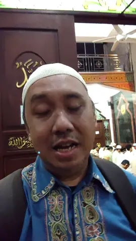 bahagianya anak buta diambilkan sandal dan tongkat oleh anak sulungnya