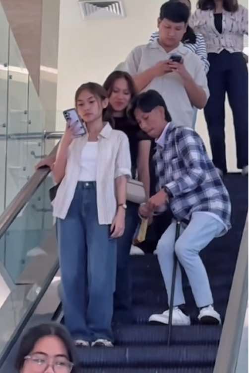 handcuffed girl on escalator part 2 #fyp #viral #masukberanda #prankeskalator #handcuffs 