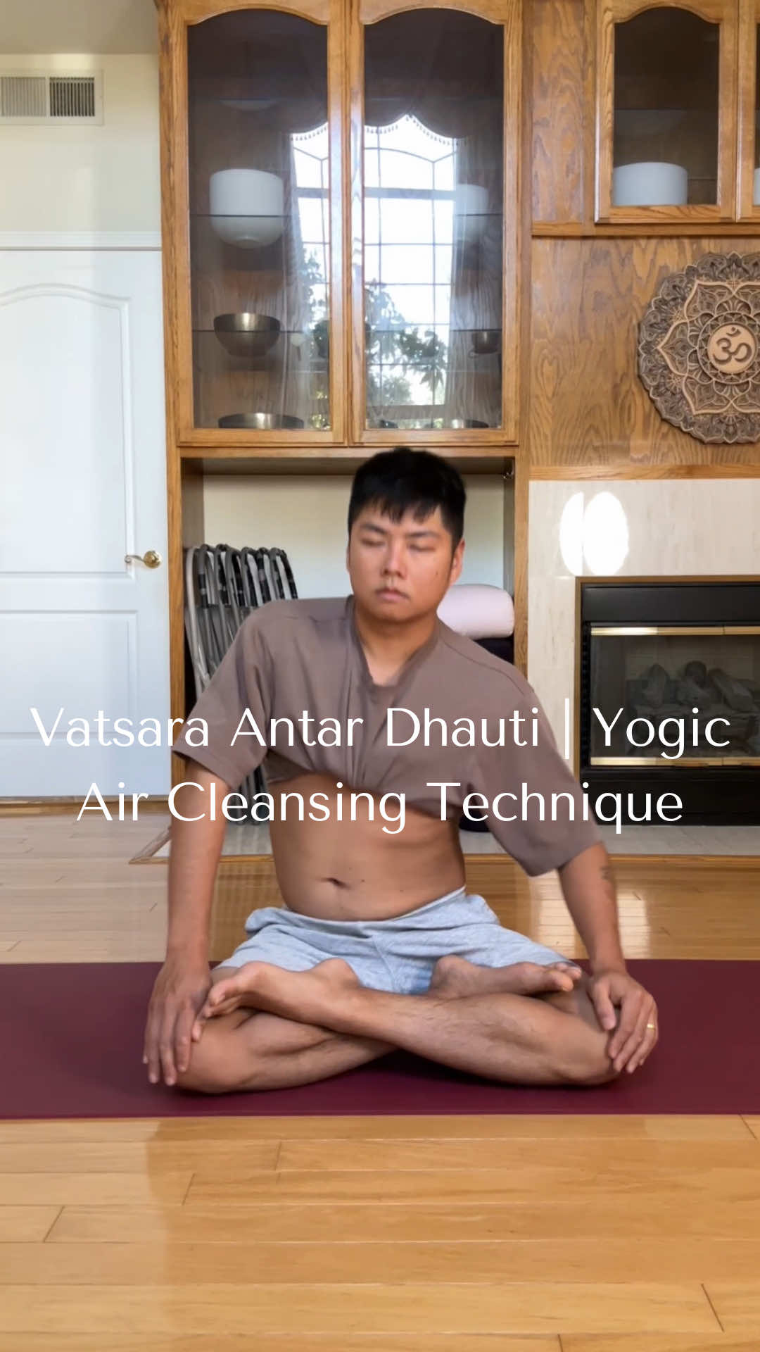 In yoga there’s a practice called Vatsara Dhauti—using air to cleanse the abdomen. 👉 Sip air in 👉 Hold & rotate 👉 Release slowly It helps with digestion, boosts energy, and makes the body feel light. ⚠️ Empty stomach only! #breathwork #yogacleanse #yogatips #pranayama #guthealth 