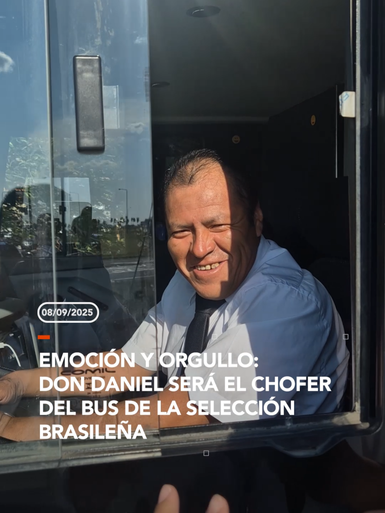 #Deportes I Con el corazón lleno de emoción, Don Daniel Apacani recibió la noticia que jamás imaginó: será el encargado de conducir el bus oficial de la Selección de Brasil 🚍🇧🇷⚽. Entre sonrisas y palabras de alegría, nos contó lo que significa estar tan cerca de las grandes estrellas del fútbol mundial. ▶️ Más información en www.reduno.com.bo #RedUno #RedUnoDigital #Bolivia #Notivision