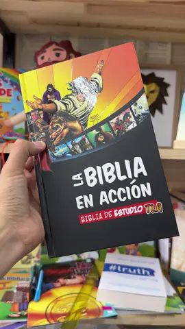 📖 Biblia En Acción Ilustrada TLA Una Biblia de estudio pensada para los jóvenes (¡y para todos los que aman aprender de forma dinámica!). ✨ Incluye: ✅ Versículos para memorizar ✅ Respuestas a +50 preguntas de fe ✅ Datos curiosos y archivos históricos ✅ Árbol familiar y glosario ✅ Introducciones ilustradas a cada libro 🎨 Con 40 páginas en cómic creadas por Sergio Cariello, que dan vida a reyes, reinas, profetas y héroes de la Biblia como nunca antes. Una Biblia que muestra que Dios está en acción, aquí y ahora. 🙌 #BibliaEnAcción #TLA #LecturaBíblica #JuventudEnAcción 