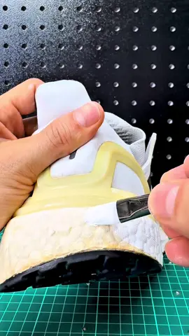 Si este diciembre no puedes comprar sneakers nuevos, no importa! En Clean & Buy les damos una nueva vida mediante limpiezas y mantenimientos profesionales👟🧼  #cucuta #sneakers #limpiezadetenis #cleaning #sneakersaddict 