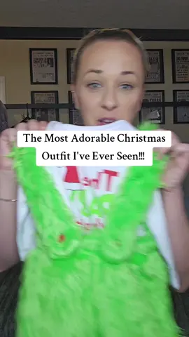 This little christmas outfit... oh my goodness the level of cuteness is insane!! #christmasoutfit #christmasoutfitideas 