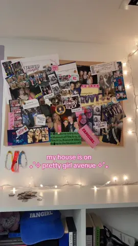 we love a fangirl room! #dorm #fangirl #music #sabrinacarpenter #college 