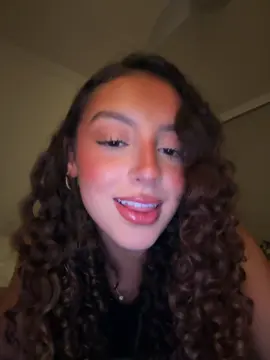 to gostando de dividir meu cabelo pro lado 