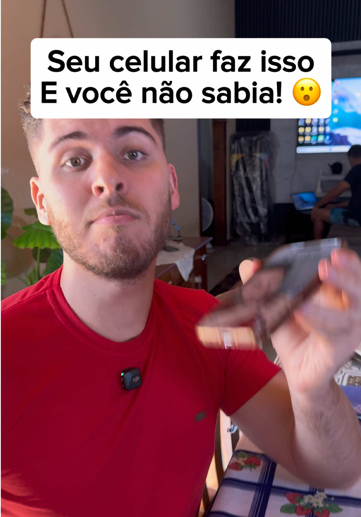 Esse comando de celular secreto faz isso e você não sabia! 😮 pode salvar sua vida.  Sabia que seu celular pode fazer isso apenas com comando de voz ? Já manda pra quem precisa saber dessa. ✅ tudo que você precisa fazer é entrar em configurações > em seguida role até abaixo e localize acessibilidade > nesse menu toque controle por voz › então é só ativar o botão controle por voz e deixar em espanhol! ✅ cria um novo comando personalizado com a palavra que você quiser e selecione a ação e toque nos pontos que você marcou com fita ou caneta, salve e pronto teu celular vai te responder e debloquear sempre que você precisar com sua voz. #dicas #celular #iphone #apple #tecnologia   