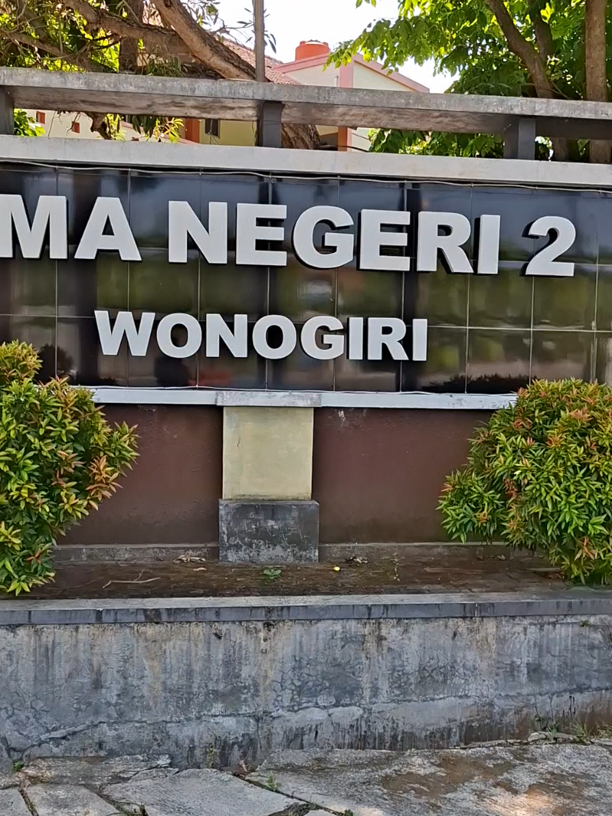Dijual TANPA PERANTARA Tanah pekarangan bonus rumah.SHM luas 264m².Hrg 3jt/m.Lokasi Wonokarto. Kota Wonogiri - Dimensi 11×24m - Persis di depan gerbang samping SMA N 2 Wonogiri (hadap timur) - 600m RSUD Wonogiri - 500m jl raya Solo-Wonogiri - 2km dari pasar Wonogiri - 8km dari Objek Wisata Waduk Gajah Mungkur - 2km dari Stasiun Wonogiri - 4km dari terminal Krisak - 2km alun-alun Wonogiri Hubungi Mas Ilham 0857 2507 7048 #hobimakelar #hobimakelarwonogiri #wonogiri #tanahpekarangan #tanpaperantara 
