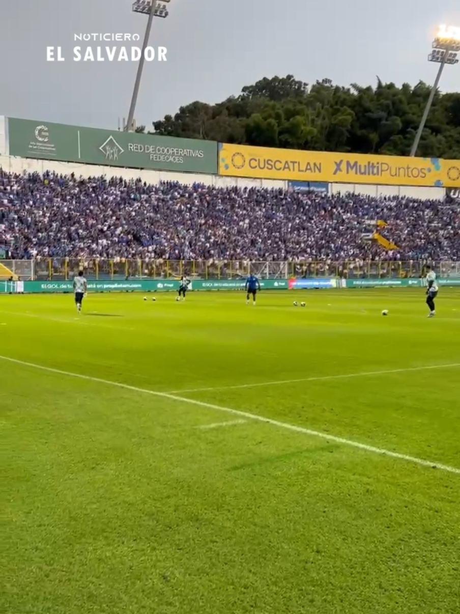 Mientras @La Selecta realiza su entrenamiento previo al encuentro ante Surinam, los aficionados salvadoreños acompañan con cánticos y aplausos desde las gradas del Estadio Cuscatlán. El respaldo de la afición es primordial durante la última ronda de eliminatorias mundialistas.