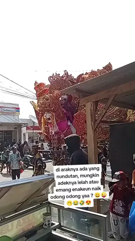 di arak nya nundutan guys lalu Cenghar bangun #soundhoreg #indrajaya #indramayu #indramayu #pentas #arakarakan #audio #pamanukan #fyp #viral #musik #lengkongjaya #jaban #saweran #odongodong 