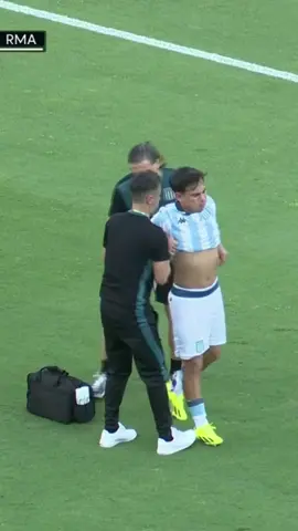 Con esta PASIÓN lo está jugando Racing: ¡QUIROZ, LESIONADO, NO QUERÍA DEJAR EL CAMPO DE JUEGO VS. REAL MADRID Y SALIÓ DESCONSOLADO! 📺 #MundialClubesJuvenil por #DisneyPlus Plan Premium