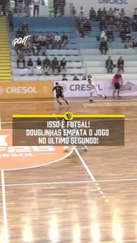 O BLUMENAU NÃO DESISTE FALTANDO 6 SEGUNDOS PRO FIM DO JOGO E COM O BLUMENAU PERDENDO POR 2x1, O GOLEIRO VINI MELLO TINHA SIDO EXPULSO MAS DOUGLINHAS VESTIU A CAMISA DE GOLEIRO, FOI PRO ATAQUE E MARCOU O GOL DE EMPATE QUANDO O PONTEIRO DO RELÓGIO MARCOU O FIM DO JOGO. ISSO É LNF NO GOAT MEUS AMIGOS! #GOAT #LNFNoGOAT