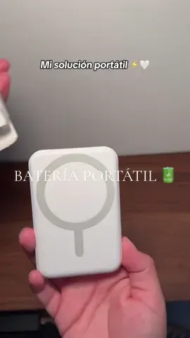 “Siempre se me descargaba el celular y encontré esta solución compacta 🤍⚡. Me encanta porque es ligera, práctica y la puedo llevar a todas partes ✨📱.” #gadgets #portatil #musthave #bateriaportatil #techaccessories 