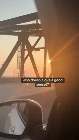 #SunsetVibes #SunsetLovers #GoldenHourMagic #ChasingSunsets #goldenhourglow 