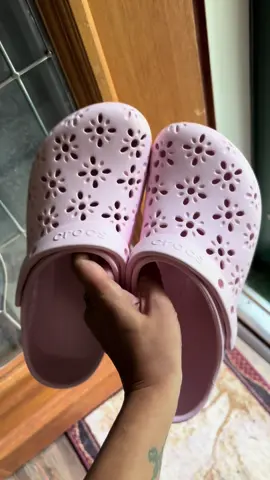 The cutest pink Crocs 🥰🌸 @Crocs  #crocs #pinkcrocs #comfyshoes #shoes #crocshoes 