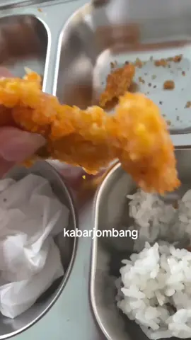 Seorang anak membagikan informasi tentang Menu Makan Bergizi Gratis (MBG) yang diterimanya di sekolah. Anak tersebut menunjukan dia lauknya tepung goreng Menu MBG di SMPN 2 Jombang pada hari kamis 4 September 2025: Program ini merupakan bagian dari inisiatif pemerintah untuk meningkatkan gizi siswa dan mendukung proses belajar yang lebih optimal. #Jombang #MakanBergizi #SekolahGratis #SMPN2Jombang #ProgramPemerintah 