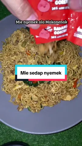 Ada yg sama disini Makan mie harus pakek nasi ?🤭 #mie #miesedap #mienyemek #makanmie #bikinngiler 