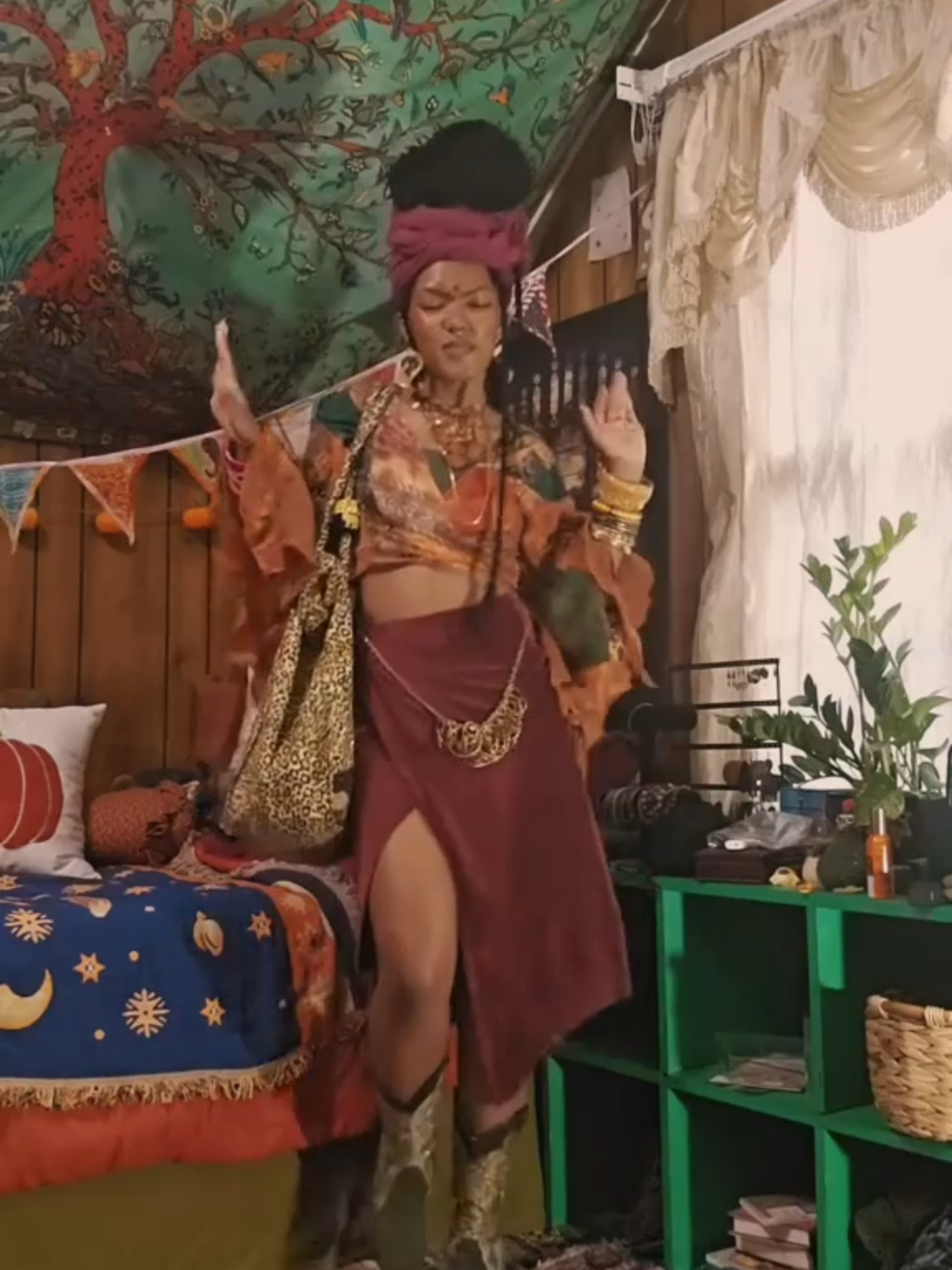 @diaryofalittlestar You make me feel like dancing 'Orangina Bell Sleeves Crop Top with Front Tie-up' https://www.thelittlebazaar.com/item/9532.html #BohoStyle #AestheticVibes #FreeSpirit #ArtisticFashion #HippieStyle #thelittlebazaar An aesthetic bohemian style in cotton patchwork for a free-spirited look inspiring artistic expression and comfort.