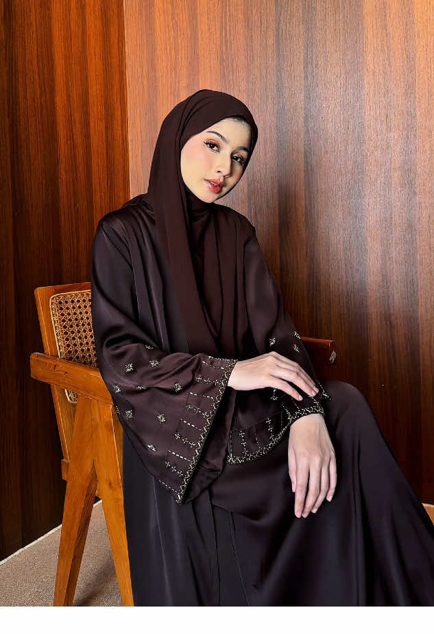 Timeless beauty, modest soul with Fazila Abaya 🤎✨ #muslimahfashion #silkabaya #abayaouter #abayastyle 