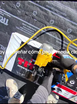 Nomas media casita. Más la mitad del lado de enfrente 😂😂#roofers #purocotorreo😜🤣tiktok #nebraska #fyppppppppppppppppppppppp 