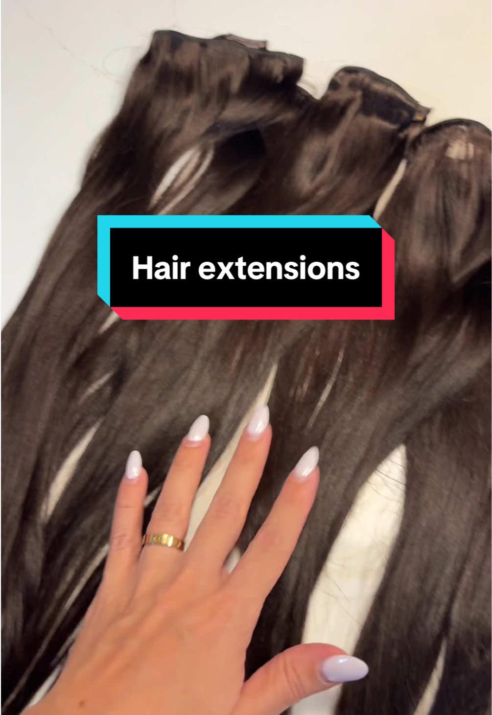 These clip in hair extensions are easy to install on your own! You can select any shade and they’re perfect for elevating your hairstyle❤️ #hairextension #clipinextensions 