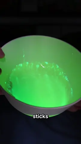 DO NOT TRY THIS AT HOME - putting glow stick liquid IN MY HAIR