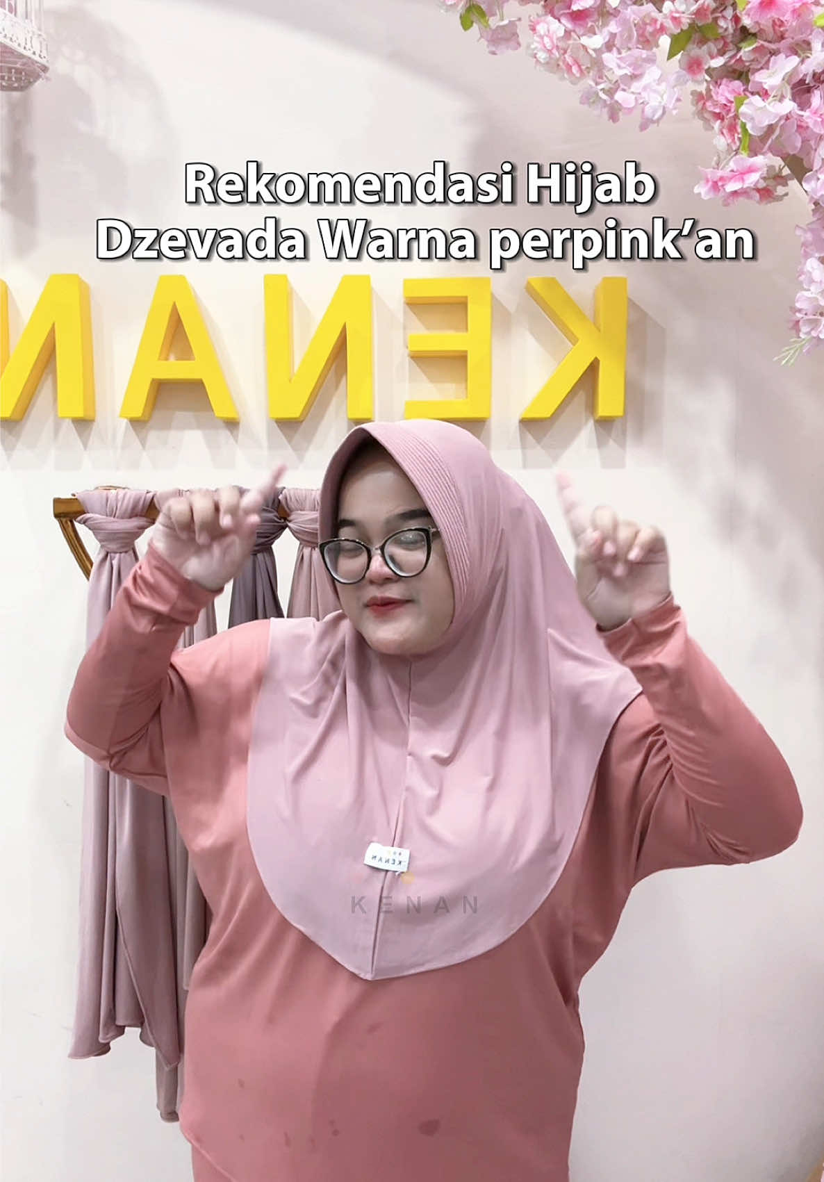 Ternyata, selain percoklatan warna perpink’an juga manis bangett nihh bestie😘 kalian udah punya belum warnanya? Coba komen dong! #promomakangajian #kenanhijabindonesia #hijabdzevada #fyp #hijabinstankenan 