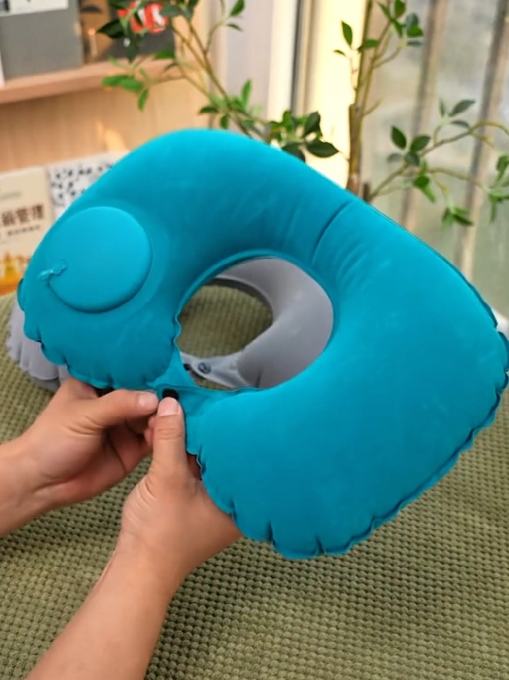 Bantal Leher Traveling Dengan Pompa Manual Travel Neck Pillow Bed Polvester pillo #bantalleher #bantallehertravel #bantalleherpompa #fypシ゚ #fyp 
