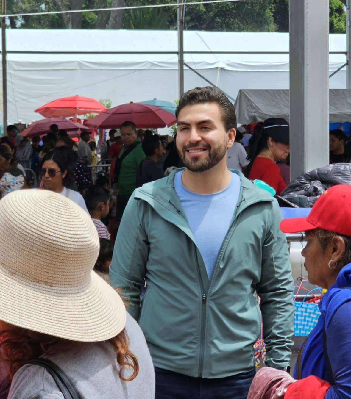 Llegó el día en que el dinero pierde su valor en San Pedro Cholula. Así comienza esta tradición milenaria que, más que una costumbre, es un símbolo vivo de nuestra identidad: el Trueque. 🤝🌽 En plena Plaza de la Concordia, cientos de comerciantes y familias se reúnen para intercambiar productos sin usar dinero. Aquí, lo que vale es la palabra, el acuerdo justo y la voluntad de compartir, como lo hacías nuestros ancestros.  Desde frutas, semillas y pan, hasta chapulines, frijoles o utensilios: todo se negocia, todo se valora. Este intercambio comunitario tiene raíces prehispánicas, cuando Cholula era un gran centro ceremonial y comercial de Mesoamérica. Y a pesar de los siglos y los cambios, el trueque sigue más vivo que nunca.  Como cada año, nos tocó vivirlo, platicar con quienes han participado por más de 50 años y comprobar que cuando hay tradición, hay comunidad. Gracias a todas y todos los que hacen posible esta experiencia única. Que nunca se nos olviden nuestras raíces. #Trueque #Cholula #Tradiciones #Puebla 