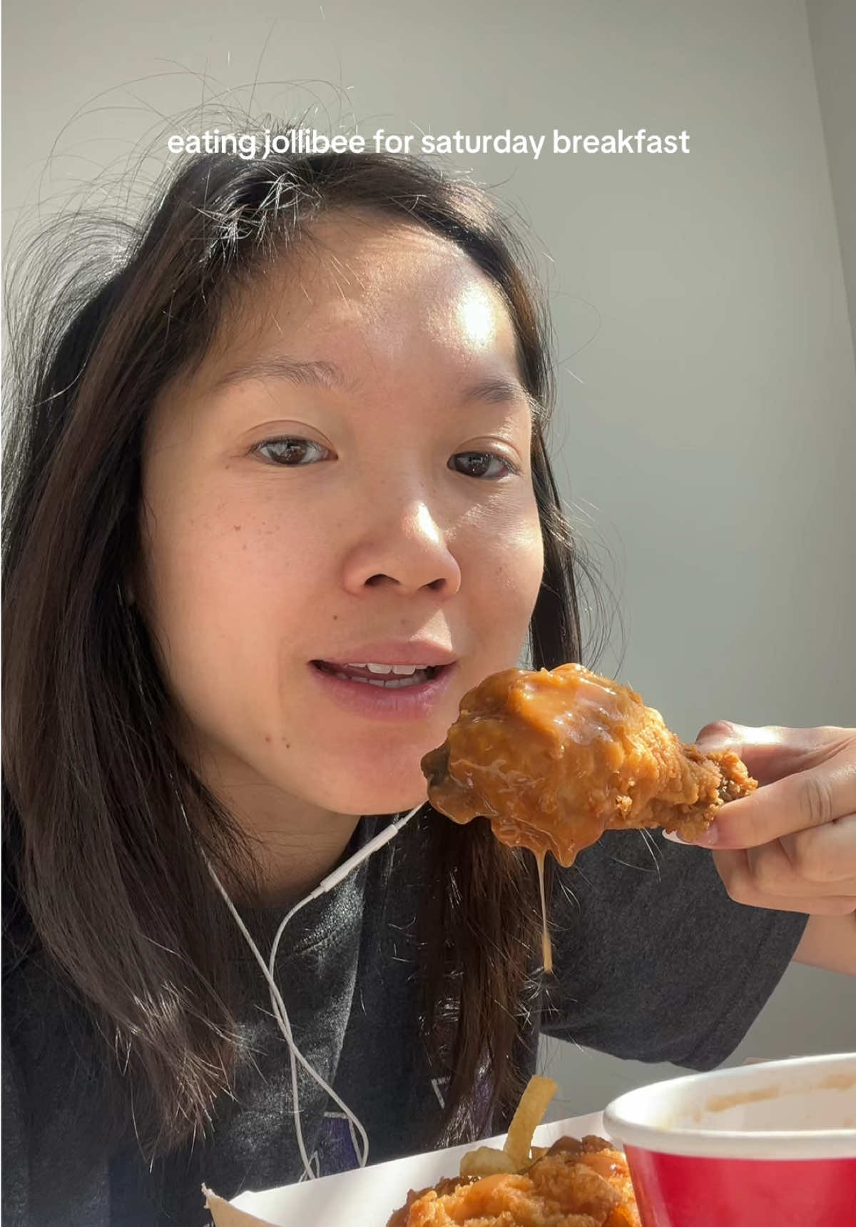 … i do not eat ladylike HAHAHA & ykw i never claimed to eeoowww!  @Jollibee @Jollibee USA  #20something #jollibee #friedchicken #eatingasmr 