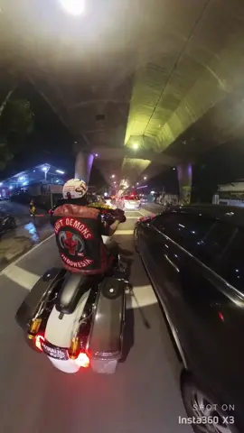 Khusus pro player aja bawa motor di jalur ini 😂🙈 btw pa acab gamau ngasih jalan pisan uy  #fyp #macet #jakarta #kacau #pusing 