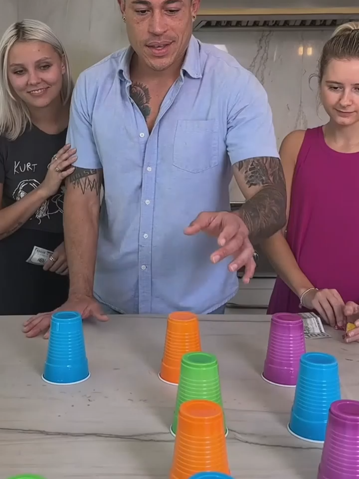 He proposed to his GF with this cup game!😱 #821171576787307-00.01.10.666-00.02.21.333 #tiktok #viral