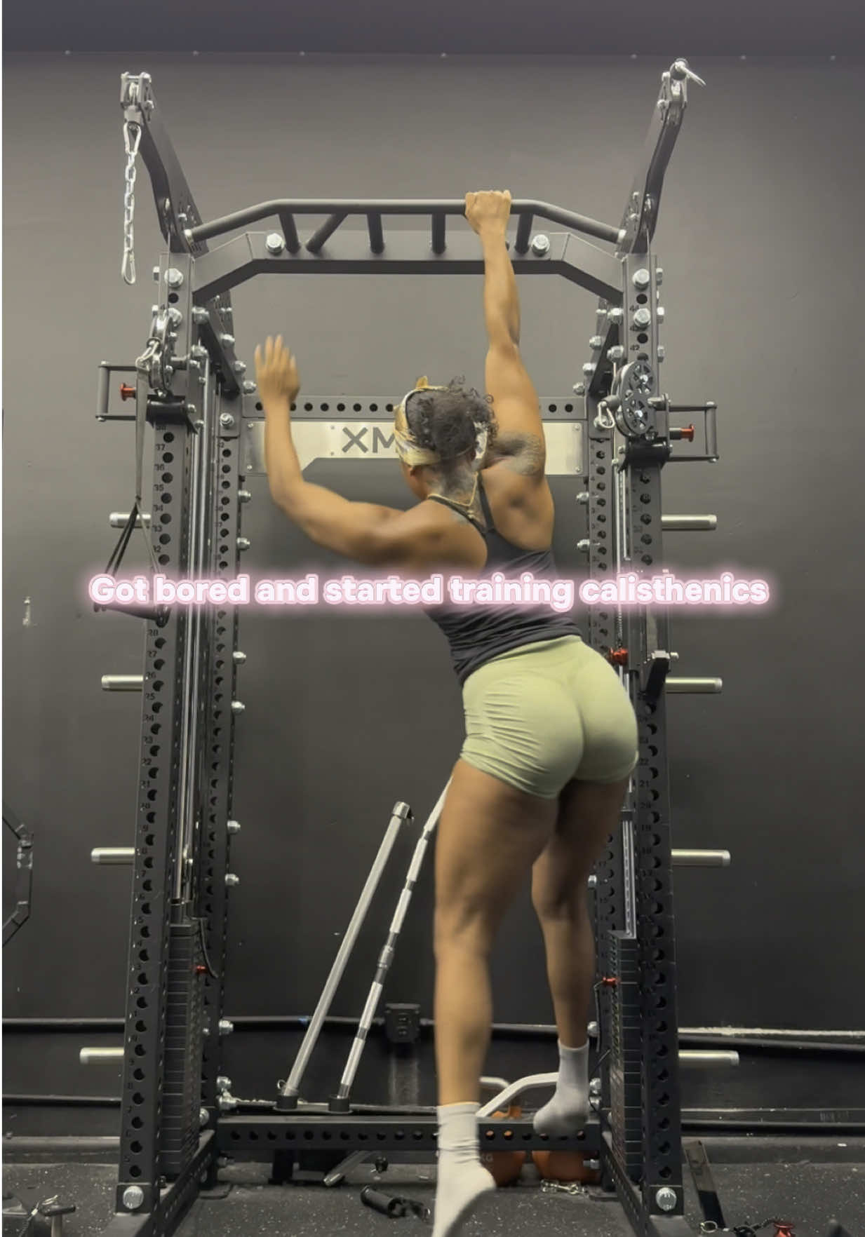 Pole girl meets Calisthenics boy 🤝🏼 now I'm kinda determined. Right now I'm working on a muscle up lol my progress is much better since this video but man cool stuff #fyp #calisthenics #calisthenicsgirls 