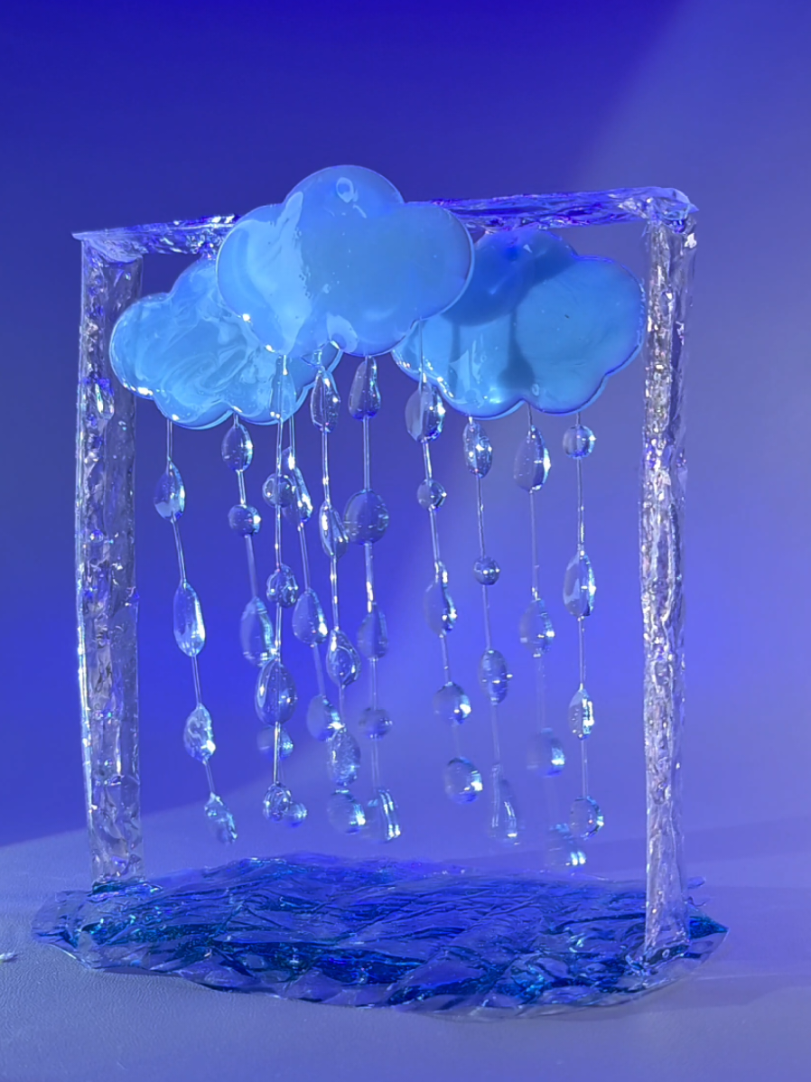 A resin cloud rains crystal drops—tiny art that feels like poetry in motion. #resinart #handmade #resindesign #aesthetic #cloudart 